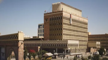 لماذا يدفع مواطن عدن 1632 ريالًا مقابل الدولار والصنعاني 524 فقط؟